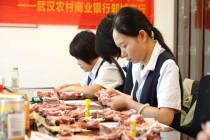 80岁老人认知下降撕碎十多万养老钱 银行紧急拼接挽回损失