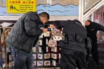 女童头部被卡辅警暖心施救 紧急救援化解危机