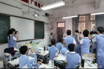 最后一课高考生给老师出题 双向奔赴的感动瞬间