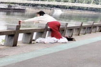 女子河边“放生"奶荼？ 奇葩行为引热议
