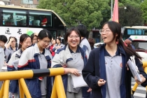 高考首日这些瞬间让人印象深刻 考生与家长的温馨互动