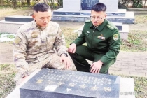 烈士墓前跨越时空的对话 隔空对话传承精神