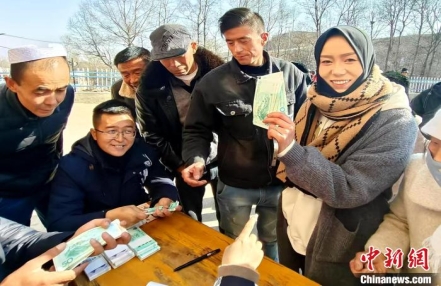 
                    青海化隆“统种共富”：小田变大田，村民“双增收”
               