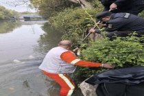 环卫工两次跃入冰冷河水救人又捞物 平凡英雄显身手