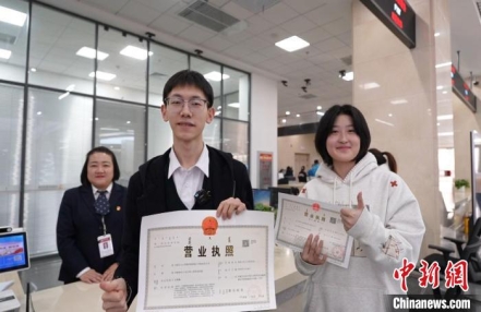 
                    通讯：高三学生白政翰和他的营业执照
               