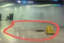 上海地铁一处换乘通道突然掉落异物 初步判断因渗水导致