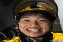 笑着吃外卖走红骑手说平时舍不得点 乐观背后的心酸