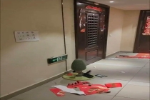 女子写字条提醒邻居 遭对方撬锁殴打 因垃圾问题引发冲突