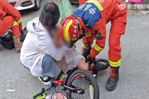女童腿卡自行车车架消防暖心施救 消防提醒