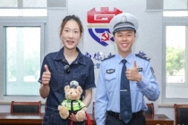 男子捂胸倒地路人接力救援 00后女孩挺身而出