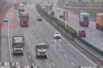 高速突然断电车主推车去服务区 险象环生