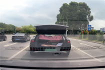 钓鱼佬炫耀车里大鱼被路过骑警撤回 嘚瑟瞬间破灭