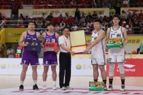 粤BA广州队云浮队中场休息互赠礼物 友好展示地方特色