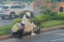女子长裙卷入车轮交警拆解半小时方脱困 交警提醒