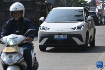 中国电动汽车风靡印尼街头 绿色出行新选择