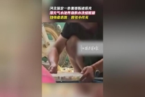 摊贩用充气水池养鱼的水洗蜡瓶糖，看完再也不敢买了