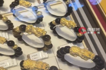 金店店员称金价降幅有限：价格有降但有限，900多元是板料价