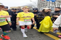 央视主持人朱迅现身汉马赛场 成功完赛半马笑容满面