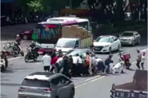 女子被卷入车底路人合力抬车救人 警民携手救援温暖人心