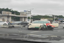 汽车撞上护栏栏杆插入驾驶室 司机幸运逃过一劫