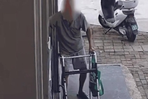 老人偷榴莲健步如飞 店员回应 常客惯偷脾气差