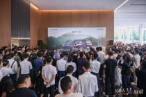 多领域大咖集中提车，智界 V9 车主的含金量由圈层选择与品质佐证