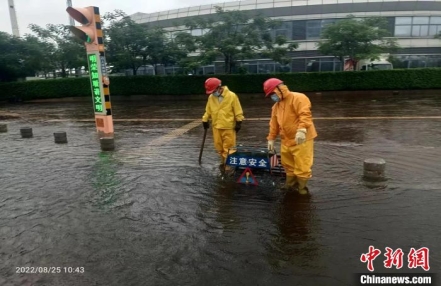 台风“马鞍”携风雨袭海口:多条道路积水公交绕行
台风“马鞍”携风雨袭海口:多条道路积水公交绕行