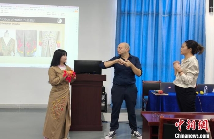 “洋导师”带来新理念 让海南黎锦更时尚
“洋导师”带来新理念 让海南黎锦更时尚