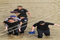贵州多地强降雨 民辅警闻“汛”而动 紧急救援保平安