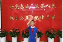 男孩捡金条咬了一口竟是真的 拾金不昧暖人心