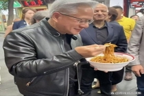 老人挑战喝豆汁 眼睛眨三下后摇头 AI之父被北京特产击溃