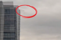 男子拍到空中不明物 上下扭动翻腾