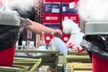 乌鲁木齐一连锁烧烤店有狗撸串，店家称烧烤签已更换，市监要求商家整改