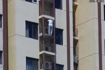 老人被反锁翻窗从27楼爬到21楼 高空惊魂救援