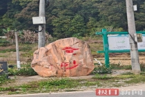 与梅姨同居三年老汉家门窗紧闭 探访人贩子藏身地