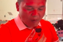 为给杨梅正名老板边吃边接受采访：我们要检测3遍 不合格的直接销毁退回