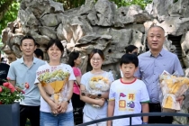 姑姑给高考侄女手搓馒头花束 网友：既好看又好吃