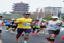 科学老师跑马拉松 还带一群孩子追风 破风少年团的奔跑故事