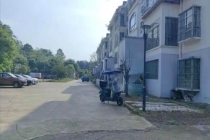 女童母亲称眼睁睁看女儿被马拖走 家属深陷悲痛之中