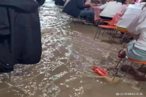 婚宴暴雨成水上流水席 宾客淡定享宴