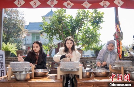 在杭留学生走进建德千鹤村 感受“妇女能顶半边天”力量
在杭留学生走进建德千鹤村 感受“妇女能顶半边天”力量