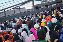 大量游客滞留云南玉龙雪山山顶数小时 景区风大导致缆车缓慢