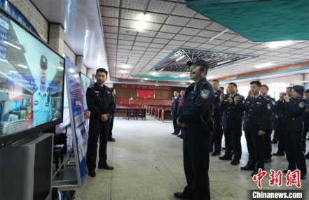 
                    南宁铁路警方以人工智能助实战练兵 AI扮演“蓝军”
               