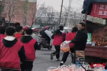 男子免费给徒步扫墓高中生发6箱水 暖心举动获赞无数