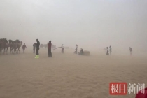 月牙泉景区突发沙尘暴 游客睁不开眼 骆驼提前下班