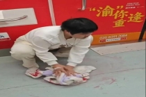 在地铁上用外套擦血的女孩报平安 善举感动全网