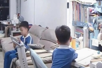 弟弟认为妈妈偏心 哥哥一番话劝服 哥哥循循善诱