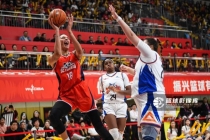 四川女篮大胜获季后赛开门红 新援助力冲击冠军
