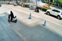 “油改气”车辆行驶中突发爆炸 碎片四散路人急避