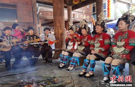 (走进中国乡村)赴千年侗寨“寻味”侗年
(走进中国乡村)赴千年侗寨“寻味”侗年